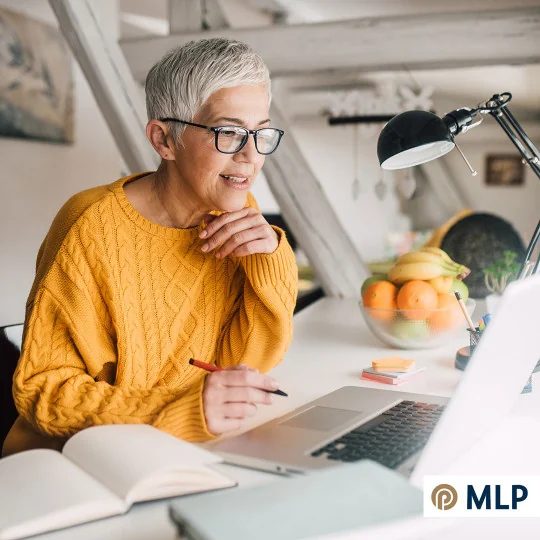 Symbolfoto: Frau am Laptop bei der Planung ihrer n&auml;chsten Schritte, MLP-Motiv.