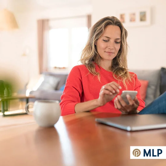 Symbolfoto: Frau nutzt ihr Smartphone im Alltag, MLP-Motiv.