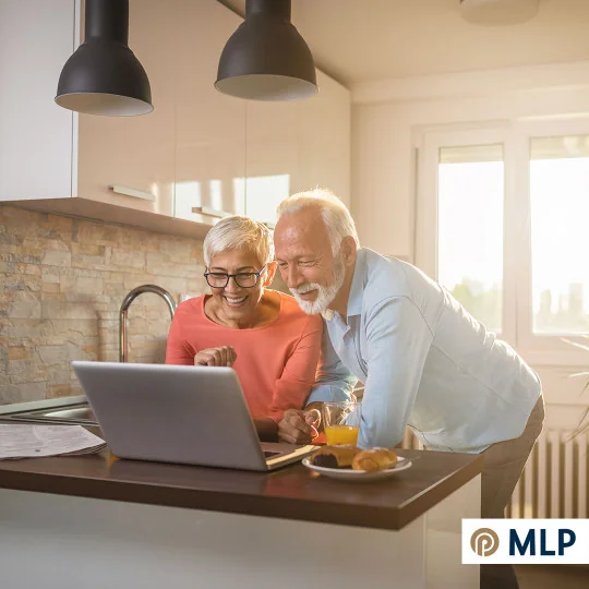 Symbolfoto: &auml;lteres Paar gemeinsam am Laptop, MLP-Motiv.