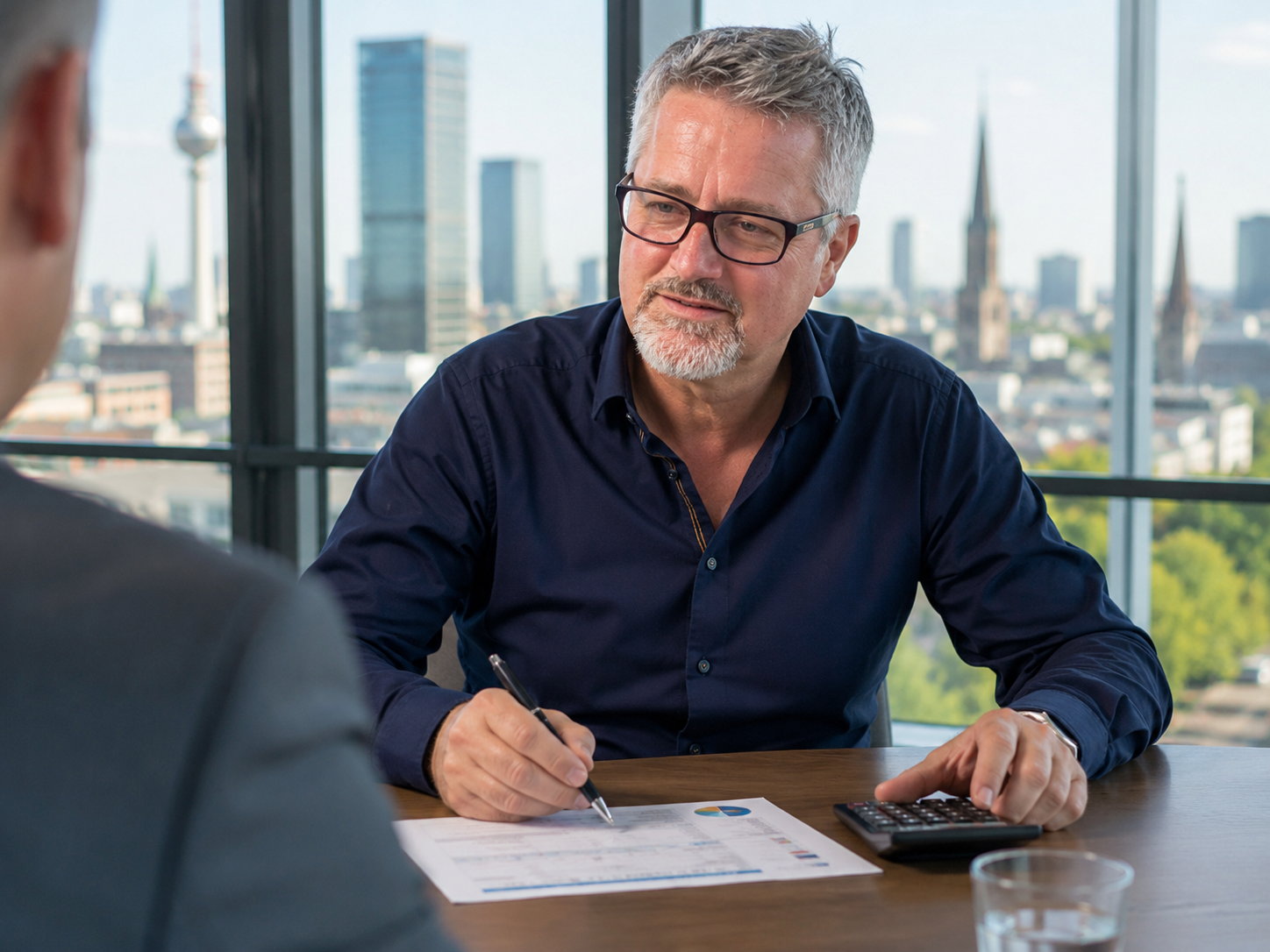 Markus Feistle im Beratungsgespräch am Besprechungstisch